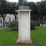La statua di san Filippo Smaldone, protettore dei sordi, collocata nel giardinetto accanto